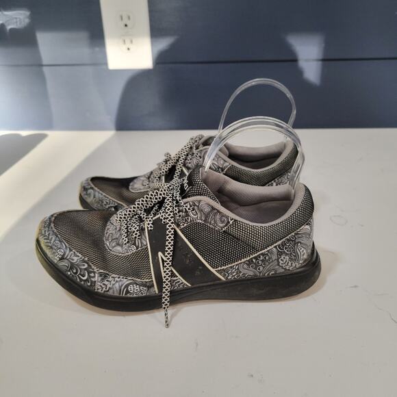 Traq by Alegria Qarma Sneaker In Wild Child Black and White Walking Snea… - Picture 4 of 15